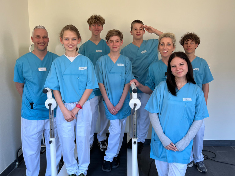 Ausbildungsmanagende Nicole Stohf und Robert Tavernier mit den diesjährigen Teilnehmenden des Girls´und Boys´Days in der Immanuel Klinik Rüdersdorf