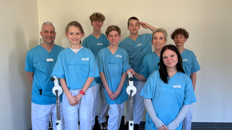 Ausbildungsmanagende Nicole Stohf und Robert Tavernier mit den diesjährigen Teilnehmenden des Girls´und Boys´Days in der Immanuel Klinik Rüdersdorf Ausbildungsmanagende Nicole Stohf und Robert Tavernier mit den diesjährigen Teilnehmenden des Girls´und Boys´Days in der Immanuel Klinik Rüdersdorf