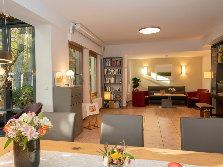kürzlich renoviertes Wohnzimmer - Diakonie Hospiz Wannsee - Nachricht - Größer, moderner, wohnlicher und geschützter: Diakonie Hospiz Wannsee wird generalsaniert und erweitert kürzlich renoviertes Wohnzimmer - Diakonie Hospiz Wannsee - Nachricht - Größer, moderner, wohnlicher und geschützter: Diakonie Hospiz Wannsee wird generalsaniert und erweitert