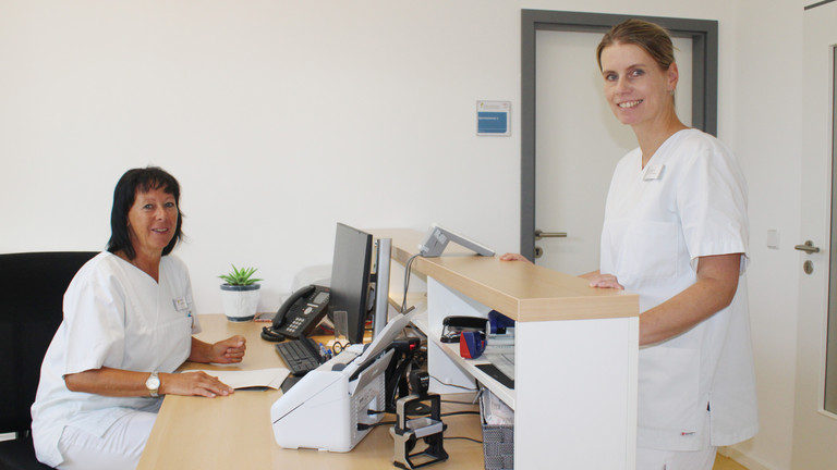 Sabrina Pfendtner, Medizinische Fachangestellte (l.) und Dr. med. Stefanie Steinmeier, Praxis für Kardiologie des Immanuel MVZ Barnim Ahrensfelde, Diagnose und Therapie Herz-Kreislauf-Erkrankungen Brandenburg, EKG, ambulante Versorgung Sabrina Pfendtner, Medizinische Fachangestellte (l.) und Dr. med. Stefanie Steinmeier in der Praxis für Kardiologie des Immanuel MVZ Barnim Ahrensfelde