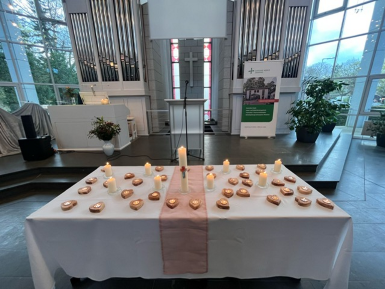 Tisch mit Tischdecke und Kerzen vor Altar, Gottesdienst im Diakonie Hospiz Wannsee