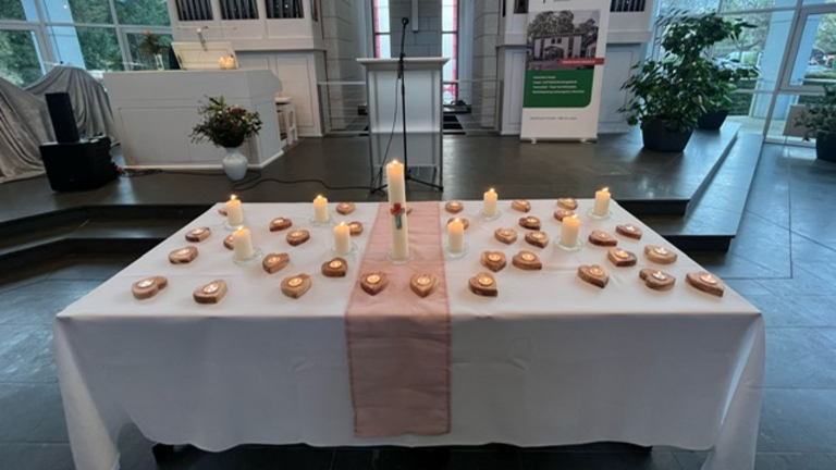 Tisch mit Tischdecke und Kerzen vor Altar, Gottesdienst im Diakonie Hospiz Wannsee Tisch mit Tischdecke und Kerzen vor Altar, Gottesdienst im Diakonie Hospiz Wannsee