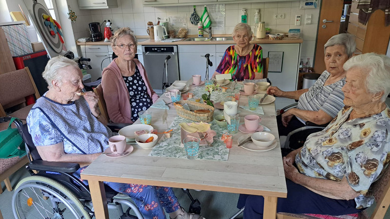 Beim Demenzfrühstück können die Bewohnerinnen und Bewohner mit Demenz in Ruhe in den Tag starten. Beim Demenzfrühstück können die Bewohnerinnen und Bewohner mit Demenz in Ruhe in den Tag starten.