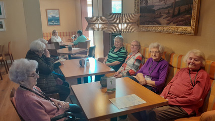 Gruppe an einem Tisch in einem Cafe bei Gruppenreise nach Zinnowitz an der Ostsee