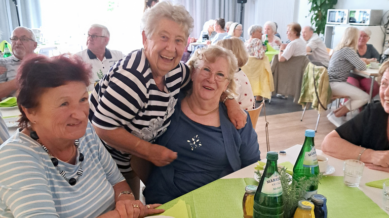 Ehemalige Mitarbeiterinnen an Kaffeetisch Ehemalige Mitarbeiterinnen an Kaffeetisch
