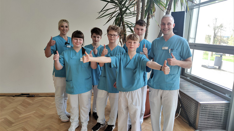 Nicole Stohf, Ausbildungsmanagerin (links), und Robert Tavernier, koordinierender Praxisanleiter (rechts), mit den Kindern des Zukunftstags Brandenburg in der Immanuel Klinik Rüdersdorf Nicole Stohf, Ausbildungsmanagerin (links), und Robert Tavernier, koordinierender Praxisanleiter (rechts), mit den Kindern des Zukunftstags Brandenburg in der Immanuel Klinik Rüdersdorf