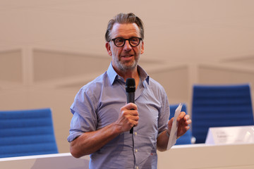 Prof. Dr. med. Thorsten Hanke spricht mit einem Mikrofon in der Hand beim 2. Norderstedter Herz- und Gefäßtag mit dem Albertinen Herz- und Gefäßzentrum Hamburg im Norderstedter Rathaus Prof. Dr. med. Thorsten Hanke spricht mit einem Mikrofon in der Hand beim 2. Norderstedter Herz- und Gefäßtag mit dem Albertinen Herz- und Gefäßzentrum Hamburg im Norderstedter Rathaus