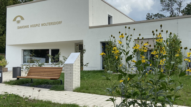 Diakonie Hospiz Woltersdorf - Nachrichten - Offener Hospizgarten - Außenansicht des Hospizes Diakonie Hospiz Woltersdorf - Nachrichten - Offener Hospizgarten - Außenansicht des Hospizes