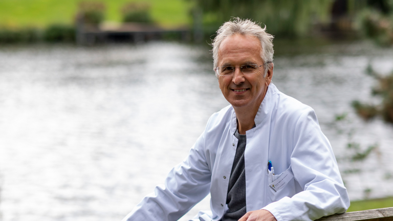 Prof. Dr. Michalsen sitzt auf einer Bank im Klinikpark, NDR Natur-Docs, naturheilkundliche Heilverfahren, Heilmethoden bei Fibromyalgie, Bluthochdruck und Fettleber, Immanuel Krankenhaus Berlin, Berlin-Wannsee Prof. Dr. Michalsen sitzt auf einer Bank im Klinikpark Immanuel Krankenhaus Berlin, Berlin-Wannsee