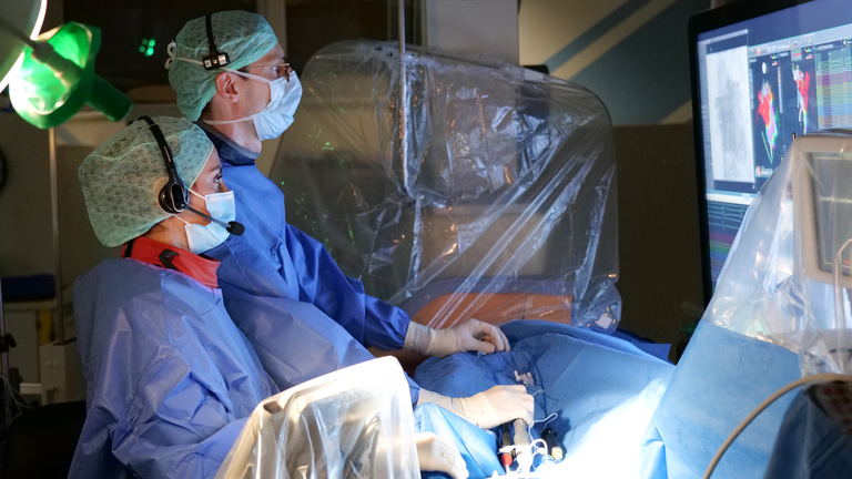 Oberärztin Dr. Ruken Özge Akbulak-Stegli und Priv.-Doz. Dr. Benjamin Schäffer während einer Vorhofflimmer-Ablation, Zertifizierung Deutsche Gesellschaft für Kardiologie, Deutscher Rat für Wiederbelebung, Albertinen Krankenhaus, Hamburg-Schnelsen Oberärztin Dr. Ruken Özge Akbulak-Stegli und Priv.-Doz. Dr. Benjamin Schäffer während einer Vorhofflimmer-Ablation im Albertinen Krankenhaus