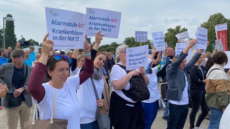 Mitarbeitende der Immanuel Klinik Rüdersdorf weisen mit Plakaten auf die Notlage der Krankenhäuser bei der Kundgebung hin Mitarbeitende der Immanuel Klinik Rüdersdorf weisen mit Plakaten auf die Notlage der Krankenhäuser bei der Kundgebung hin