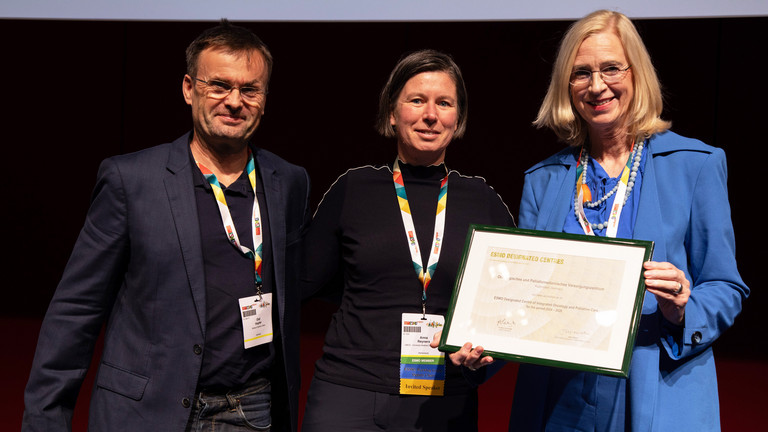 OVZ Märkisch Oderland - Dr. Kerstin Stahlhut (rechts) und Dr. Olaf Hopfer (links) aus Rüdersdorf mit ESMO-Deputy Chair Anna Rreyners (Mitte) bei der Zertifikatsübergabe auf dem ESMO-Kongress in Madrid. (Foto: ESMO) OVZ Märkisch Oderland - Dr. Kerstin Stahlhut (rechts) und Dr. Olaf Hopfer (links) aus Rüdersdorf mit ESMO-Deputy Chair Anna Rreyners (Mitte) bei der Zertifikatsübergabe auf dem ESMO-Kongress in Madrid. (Foto: ESMO)