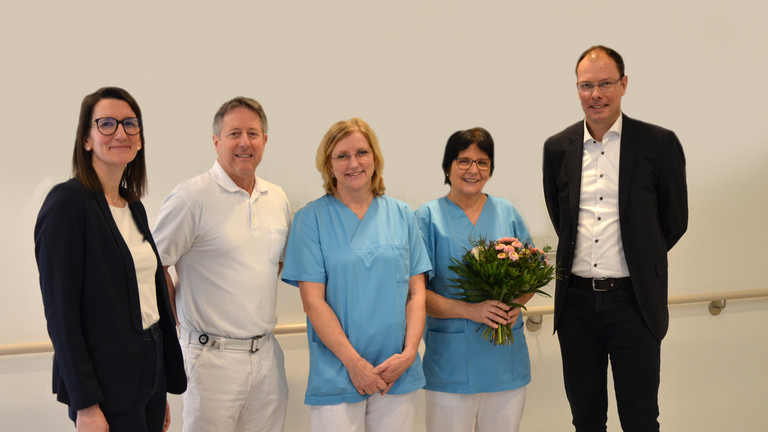 Gratulation an Frau Renning: Sabrina Oberle, stellvertretende Pflegedirektorin, Chefarzt Dr. Simon Bühler, Leitende Hebamme Kerstin Stehr-Archuth, Anja Renning mit Blumen, Geschäftsführer Andreas Schneider Gratulation an Frau Renning: Sabrina Oberle, stellvertretende Pflegedirektorin, Chefarzt Dr. Simon Bühler, Leitende Hebamme Kerstin Stehr-Archuth, Anja Renning mit Blumen, Geschäftsführer Andreas Schneider