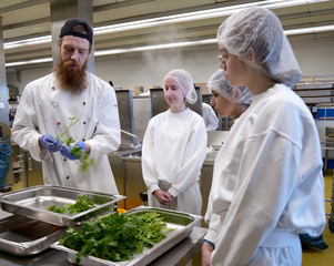 Schülerinnen im Gespräch mit Koch in Zentralküche der Albertinen Services Hamburg in Rellingen beim Girls’ Day