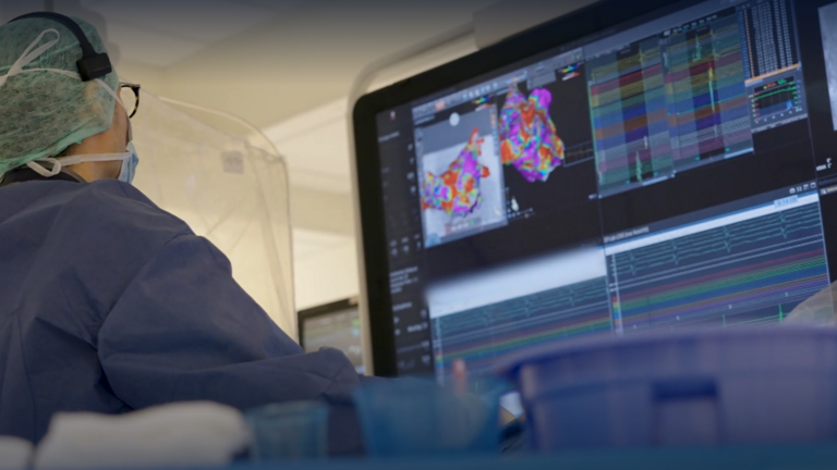PD Dr. Benjamin Schäffer, Leitender Arzt Elektrophysiologie im Albertinen Herz- und Gefäßzentrum, blickt während einer Operation auf einen großen Monitor mit medizinischen Daten im Albertinen Krankenhaus in Hamburg