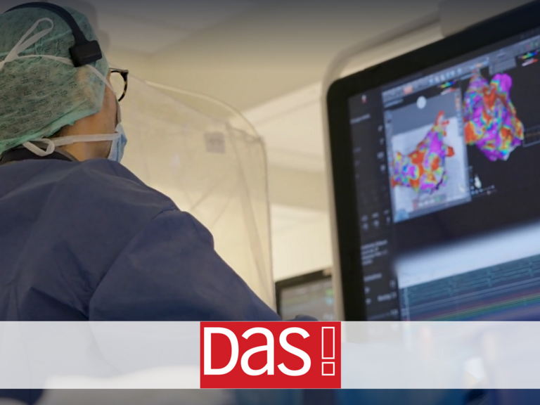 PD Dr. Benjamin Schäffer, Leitender Arzt Elektrophysiologie im Albertinen Herz- und Gefäßzentrum, blickt während einer Operation auf einen großen Monitor mit medizinischen Daten im Albertinen Krankenhaus in Hamburg PD Dr. Benjamin Schäffer, Leitender Arzt Elektrophysiologie im Albertinen Herz- und Gefäßzentrum, blickt während einer Operation auf einen großen Monitor mit medizinischen Daten im Albertinen Krankenhaus in Hamburg