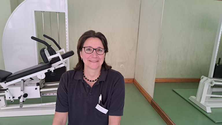 Halbportrait von Viola Grenz-Liedtke vor einem Sportgerät, Abteilung Physiotherapie, neue Leiterin, Immanuel Krankenhaus Berlin, Berlin-Wannsee Halbportrait von Viola Grenz-Liedtke vor einem Sportgerät, Abteilung Physiotherapie, neue Leiterin, Immanuel Krankenhaus Berlin, Berlin-Wannsee