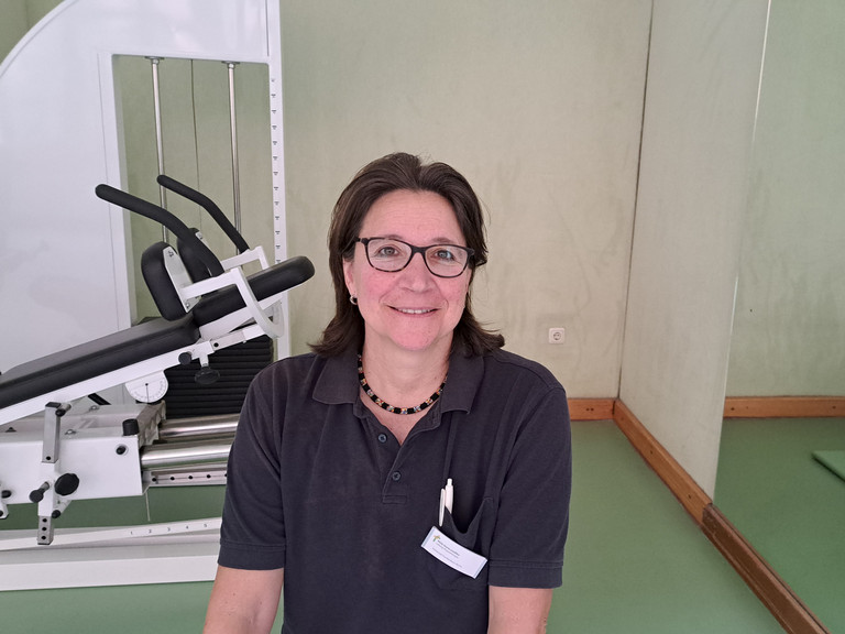 Halbportrait von Viola Grenz-Liedtke vor einem Sportgerät, Abteilung Physiotherapie, neue Leiterin, Immanuel Krankenhaus Berlin, Berlin-Wannsee