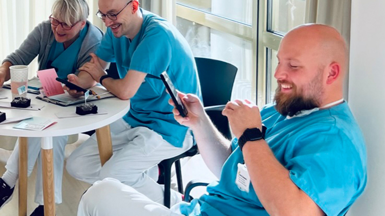 Im Immanuel Krankenhaus Berlin können die Mitarbeitenden in der Pflege mithilfe einer App Dienstausfälle leichter managen und Lücken im Dienstplan schneller schließen Im Immanuel Krankenhaus Berlin können die Mitarbeitenden in der Pflege mithilfe einer App Dienstausfälle leichter managen und Lücken im Dienstplan schneller schließen