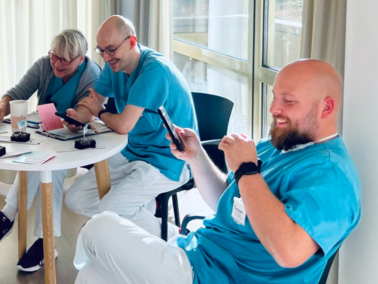 Im Immanuel Krankenhaus Berlin können die Mitarbeitenden in der Pflege mithilfe einer App Dienstausfälle leichter managen und Lücken im Dienstplan schneller schließen Im Immanuel Krankenhaus Berlin können die Mitarbeitenden in der Pflege mithilfe einer App Dienstausfälle leichter managen und Lücken im Dienstplan schneller schließen