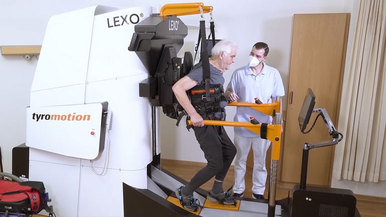 Albertinen Krankenhaus - Neurologische Frührehabilitation - Patient und Therapeut am robotergestützten Gangtrainer „Schritt für Schritt“: Sechs Kurzfilme zeigen die Wirkung interdisziplinärer Arbeit mit robotergestütztem Gangtrainer in der Neurologischen Frührehabilitation