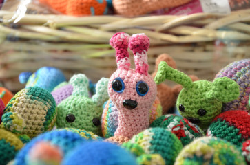 Bunte gehäkelte Nestelschnecken Bunte gehäkelte Nestelschnecken