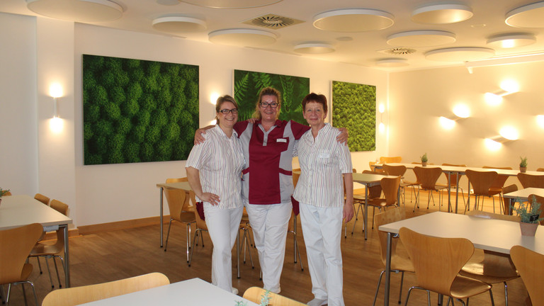 reundliches Kantinen-Team der Gäste- und Mitarbeitendenkantine Bernau im Gastraum