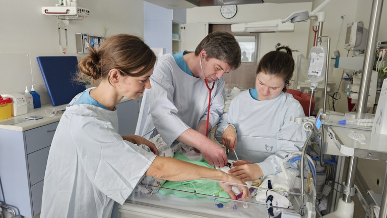 PD Dr. Blohm und sein Team während der Untersuchung eines Neugeborenen auf der NIA, 30 Jahre Neonatologische Intensivstation (NIA) des Altonaer Kinderkrankenhauses im Albertinen Krankenhaus, Versorgung Früh- und Neugeborene Hamburg PD Dr. Blohm und Krankenpflegekräfte während der Untersuchung eines Neugeborenen auf der NIA im Albertinen Krankenhaus