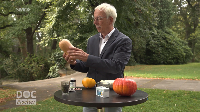 Dr. med. Rainer Stange an einem Tisch mit verschiedenen Kürbissorten, SWR Doc Fischer, Kürbispräparate, Pflanzenstoffe, Naturheilverfahren und physikalische Therapie, Immanuel Krankenhaus Berlin, Berlin-Wannsee Dr. med. Rainer Stange an einem Tisch mit verschiedenen Kürbissorten