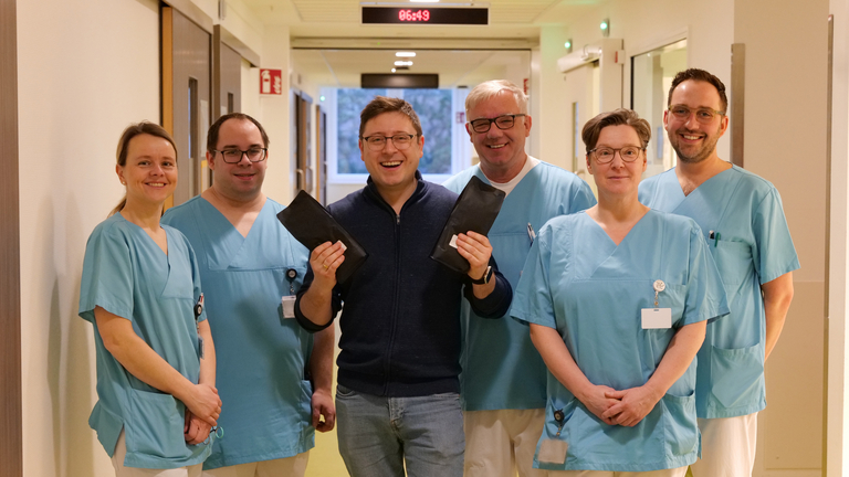 Radio Hamburg Moderator André Kuhnert mit Pflegenden auf der Intensiv-Station, Klinik für Anästhesiologie & Intensivmedizin, Evangelisches Amalie Sieveking Krankenhaus, Hamburg-Volksdorf Radio Hamburg Moderator André Kuhnert mit Pflegenden auf der Intensiv-Station in der Klinik für Anästhesiologie & Intensivmedizin im Evangelisches Amalie Sieveking Krankenhaus in Hamburg-Volksdorf