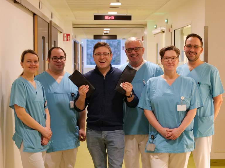 Radio Hamburg Moderator André Kuhnert mit Pflegenden auf der Intensiv-Station in der Klinik für Anästhesiologie & Intensivmedizin im Evangelisches Amalie Sieveking Krankenhaus in Hamburg-Volksdorf