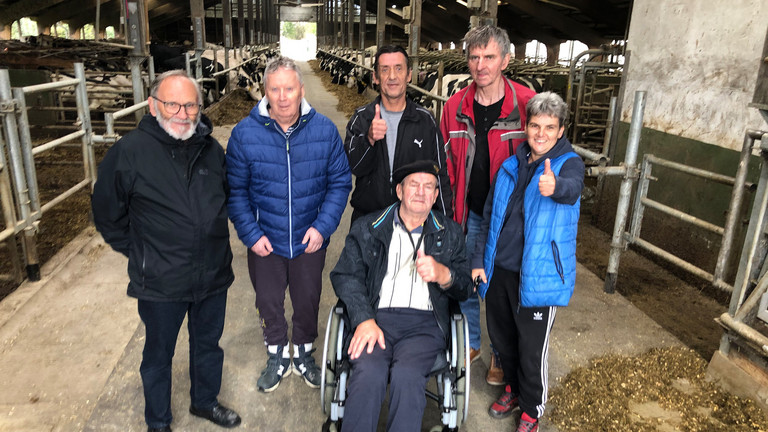 Ausflugsgruppe zu Besuch im Kuhstall Ausflugsgruppe zu Besuch im Kuhstall