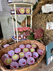 Ein Korb mit mehreren Marmeladegläsern vor einem Regal mit anderen Produkten bei der Feier zum 25-jährigen Jubiläum des Immanuel Suchthilfeverbunds Guben mit besonderen Wohnformen für abhängigkeitskranke Menschen in Thüringen