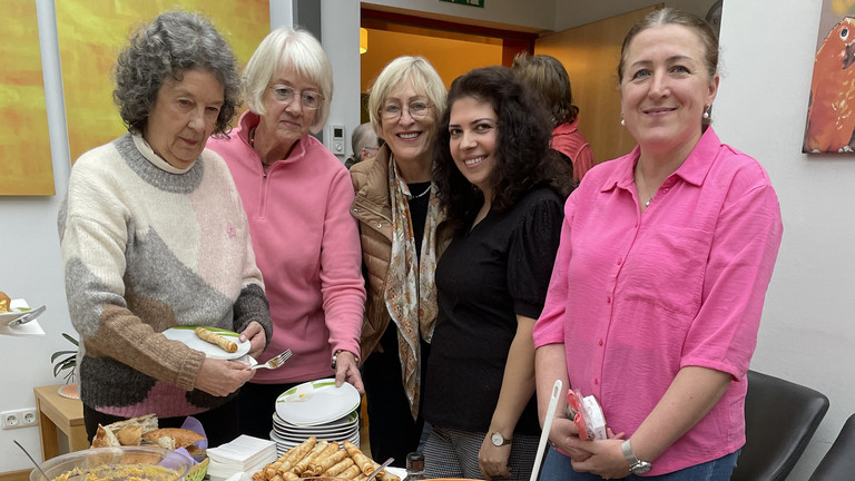 Türkische Tafel für die ehrenamtlich Engagierten beim Ehrenamtstreffen, Hospizarbeit und Ehrenamt in Hamburg, Diakonie Hospiz Volksdorf Mitarbeiterinnen und Ehrenamtliche bei der türkischen Tafel zum Ehrenamtstreffen im Diakonie Hospiz Volksdorf