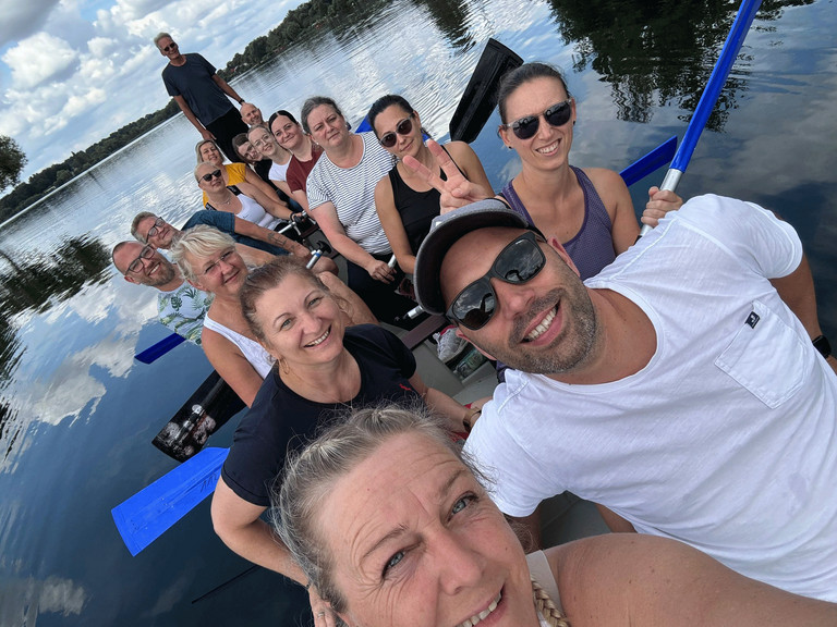 Selfie der Paddelgruppe im Drachenboot - Immanuel Haus Ecktannen Selfie der Paddelgruppe im Drachenboot - Immanuel Haus Ecktannen