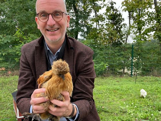 Geschäftsführer Walther Seiler mit einnem Huhn in der Hand, Nachrichten, Diakonie Hospiz Woltersdorf Geschäftsführer Walther Seiler mit einnem Huhn in der Hand, Nachrichten, Diakonie Hospiz Woltersdorf