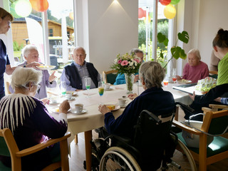 Mehrere Gäste aus der Einrichtung sitzen an einem gedeckten Tische bei der Wiedereröffnung der Tagespflegestätte für ältere Menschen im Immanuel Seniorenzentrum Kläre Weist in Petershagen Mehrere Gäste aus der Einrichtung sitzen an einem gedeckten Tische bei der Wiedereröffnung der Tagespflegestätte für ältere Menschen im Immanuel Seniorenzentrum Kläre Weist in Petershagen