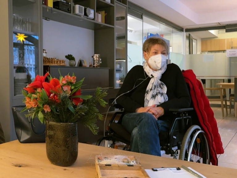 Patientin mit COPD bei DW-Reportage und Besichtigung Diakonie Hospiz Wannsee