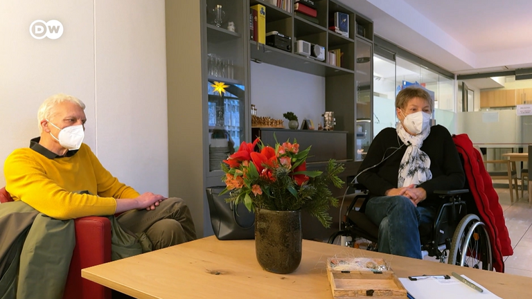 Patientin mit COPD bei DW-Reportage und Besichtigung Diakonie Hospiz Wannsee