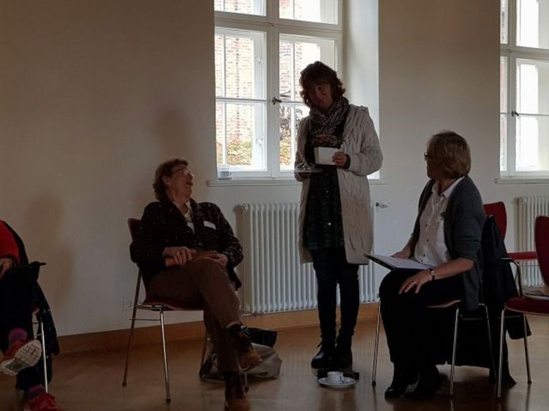 Tiefe Dankbarkeit für 25 Jahre ehrenamtliche Hospizarbeit: Jubilarin Gisela Offermanns (links) bei der Ehrung in Lehnin