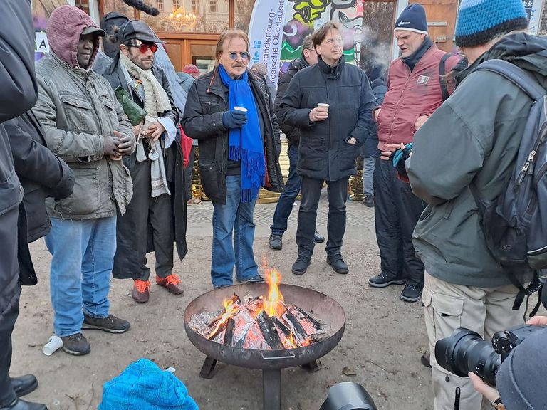 Tagesstätte Sozialprojekt Prenzlauer Berg - Nachricht - Frank Zander besucht Weihnachtsfeier für Obdachlose und Bedürftige auf dem Helmoltzplatz - Frank Zander und sein Sohn Markus mit Gästen der Weihnachtsfeier auf dem Helmi