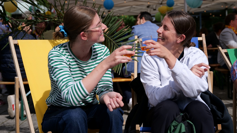 Zwei Mitarbeiterinnen stoßen mit einem Getränk beim Sommerfest in Schnelsen an, Albertinen Krankenhaus, Albertinen Haus, Albertinen Services Hamburg, Hamburg-Schnelsen Zwei Mitarbeiterinnen stoßen mit einem Getränk beim Sommerfest in Schnelsen an