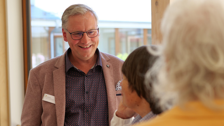  Einrichtungsleiter und Pflegedienstleiter Jens Klindworth im Gespräch mit Gästen am Tag der Begegnungen des Albertinen Hospiz Norderstedt