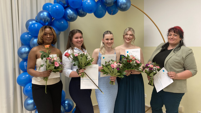 Pflegefachfrauen Batsirai, Anne, Lara, Leony und Nadine (v.l.n.r.), erfolgreicher Ausbildungsabschluss, Immanuel Klinikum Bernau Herzzentrum Brandenburg
