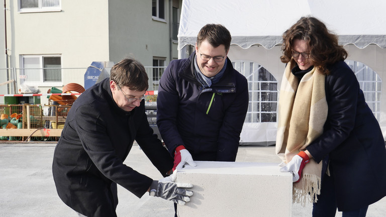 Grundsteinlegung heilpädagogisches Förderzentrum am Immanuel Lebenszentrum am Eichenrain, Thomas Kaminski, Matthias Blum und Susanne Reich (v.l.), Hilfe für Menschen mit Beeinträchtigung und Heilpädagogik, Immanuel Diakonie Südthüringen Grundsteinlegung heilpädagogisches Förderzentrum am Immanuel Lebenszentrum am Eichenrain mit Thomas Kaminski, Matthias Blum und Susanne Reich (v.l.), Immanuel Diakonie Südthüringen
