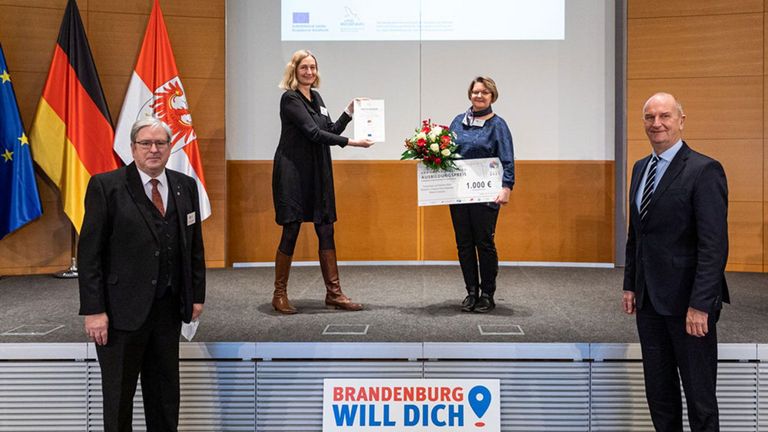 Immanuel Klinik Rüdersdorf - Nachricht - Brandenburger Ausbildungspreis für zwei Rüdersdorfer Unternehmen - Diana Schulz - Prof. Dr.-Ing. Jörg Steinbach - Dr. Katrin Rothländer - Dietmar Woidke - Bild: Agentur Medienlabor | Adam Sevens Immanuel Klinik Rüdersdorf - Nachricht - Brandenburger Ausbildungspreis für zwei Rüdersdorfer Unternehmen - Diana Schulz - Prof. Dr.-Ing. Jörg Steinbach - Dr. Katrin Rothländer - Dietmar Woidke - Bild: Agentur Medienlabor | Adam Sevens