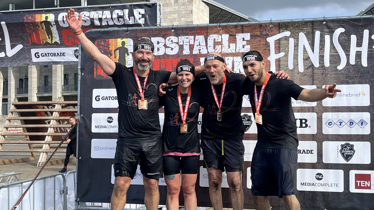 Team von Werkstück im Ziel beim Obstacle Run Berlin im Olympia Park, Teamwork, Hindernisparcours, City Run Team von Werkstück im Ziel beim Obstacle Run Berlin im Olympia Park
