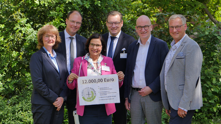 Ina Klindworth, Andreas Schneider, Sabine Weiß, Christan Rilz, Pastor Walther Seiler und Jens Klindworth (v.l.) beim Gruppenfoto zur symbolischen Übergabe der Geldspende des Albertinen Konvents mit Spendenscheck Ina Klindworth, Andreas Schneider, Sabine Weiß, Christan Rilz, Pastor Walther Seiler und Jens Klindworth (v.l.) beim Gruppenfoto zur symbolischen Übergabe der Geldspende des Albertinen Konvents mit Spendenscheck