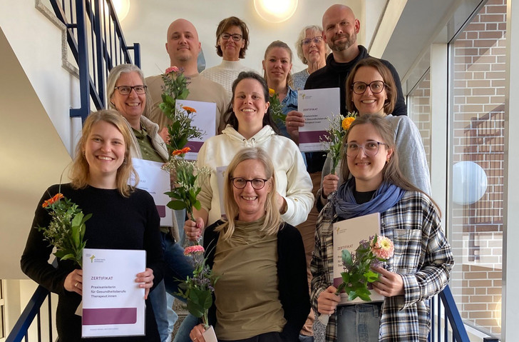 Gruppenbild mit Absolventinnen und Absolventen Weiterbildung Praxisanleitung Gesundheitsberufe, Fortbildung, Fachweiterbildung Gesundheitswesen Hamburg, Niedersachsen, Schleswig-Holstein, Mecklenburg-Vorpommern, Albertinen Akademie Gruppenbild mit Absolventinnen und Absolventen Weiterbildung Praxisanleitung Gesundheitsberufe