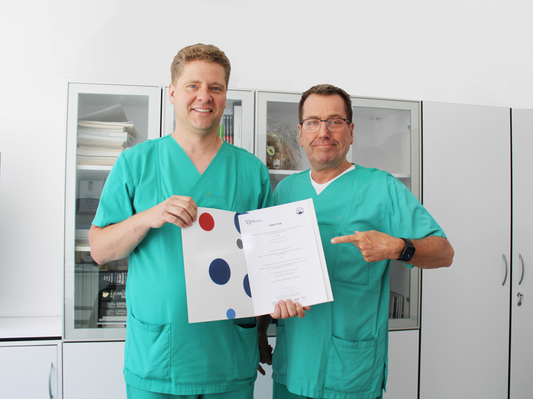 Erfolgreich habilitiert: Oberarzt der Kardiologie im Immanuel Klinikum Bernau PD Dr. Martin Seifert (li.) mit Kardiologie-Chefarzt Prof. Dr. Christian Butter